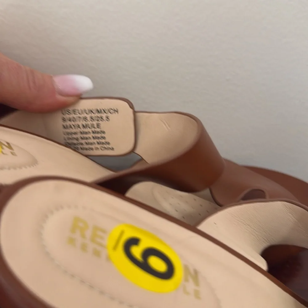 Kenneth Cole Reaction tan wedge sandal in size 9